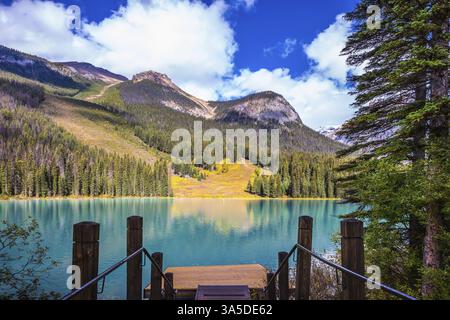 Magic Emerald Lake dans le parc national de Yoho, montagnes Rocheuses. La descente à l'eau sur la promenade du lac. Le concept d'éco-tourisme Banque D'Images