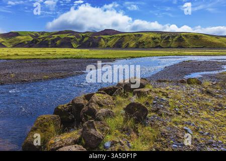 Pittoresques collines de basalte envahissaient l'herbe verte et la mousse. Au fond du canyon de nombreux ruisseaux coulent. Canyon Pakgil en Islande Banque D'Images