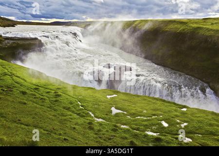 Pittoresque Gullfoss en Islande. Abîme de l'eau. Une eau bouillante excessive devrait provoquer des éclaboussures de nuage Banque D'Images