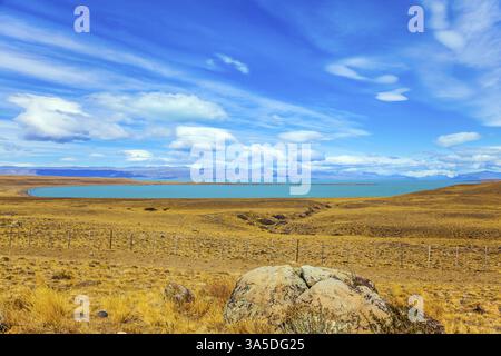 Patagonian Pampas. Journée d'été en février. Plaine plate avec lacs peu profonds et herbe jaunie. Le concept de tourisme actif et exotique Banque D'Images