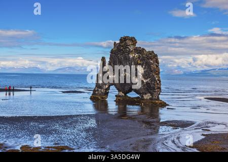 Mammouth en pierre Islande. Vestiges d'un ancien volcan éteint Hvitserkur sur le plateau marin Banque D'Images