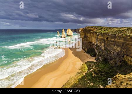 Célèbres roches douze Apôtres dans les vagues de l'océan surf. Lumière matinale sur la côte Pacifique près de Melbourne. Le concept d'actif et de phototourisme Banque D'Images