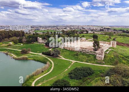 Le lac pittoresque apporte une merveilleuse fraîcheur. Images de drone. Printemps en Israël. De l'herbe verte fraîche pousse sur les collines du parc Yarkon. Le tel Afek pour Banque D'Images