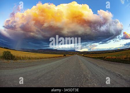 Colossal nuage d'orage pittoresque est percé par des coups de foudre et illuminé par le coucher du soleil. La célèbre route de terre Ruta 40 en Patagonie Argentine. Banque D'Images