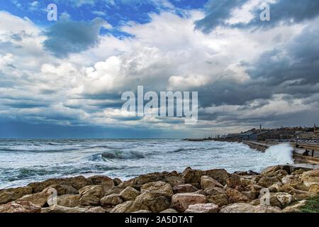 D'énormes vagues s'écrasent contre les rochers. Tempête mer Méditerranée au large de la côte du vieux port de tel Aviv. Magnifique tempête Banque D'Images