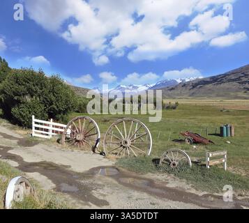 Paysage pittoresque en Patagonie Argentine. Entrée en estancia solitaire dans le Parc National Perritaz Moreno. Vue sur une spacieuse bordure de vallée verdoyante Banque D'Images
