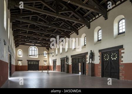 Grande salle de la Commanderie Principia, intérieur avec statues en bronze de l'empereur Hadrien et Severus Alexandre, fort romain de Saalbourg, coho reconstruit Banque D'Images