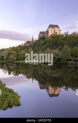 Le château de Mildenstein et l'église St Matthaei se reflètent dans le Freiberger Mulde, Leisnig, Saxe, Allemagne, Europe Banque D'Images