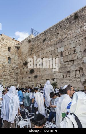 JÉRUSALEM, ISRAËL - 12 OCTOBRE 2014 : la zone en face du mur occidental du Temple est remplie de gens. Foule de Juifs fidèles portant des châles de prière. Mo Banque D'Images