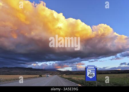 Gigantesque orage pittoresque imprégné d'arcs-en-ciel et illuminé par le coucher du soleil. La prairie Argentine et la célèbre route de terre Ruta 40. La steppe est Banque D'Images