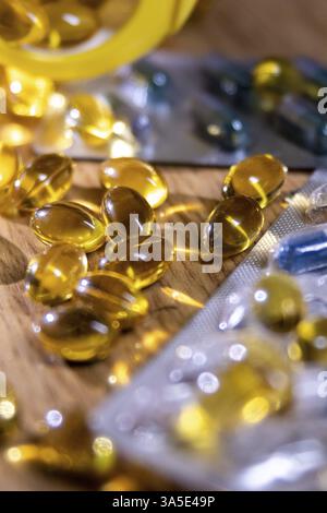 Contexte d'un grand groupe de capsules, pilules et ampoules assorties Banque D'Images