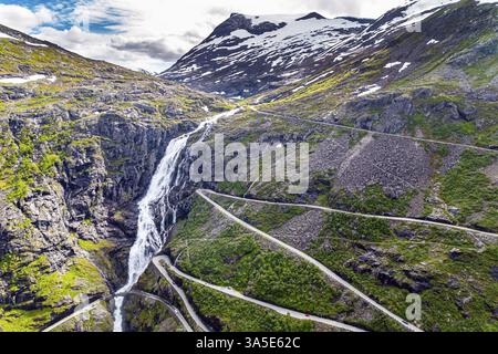 Le célèbre escalier Trollstigen Trollstigen par une journée d'été ensoleillée. Aventure passionnante dans le nord de la Norvège. Photo prise depuis un drone. La célèbre montagne Banque D'Images
