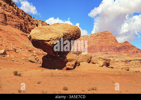 Falaises de grès rouge Navajo pittoresques. Le ferry historique de Lees sur le fleuve Colorado. Parc national du Grand Canyon Banque D'Images