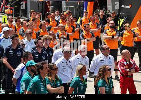 Les équipes et les pilotes rendent hommage à Eddie, en Jordanie. 23 mars 2025. Championnat du monde de formule 1, Rd 2, Grand Prix de Chine, Shanghai, Chine, jour de la course. Crédit : James Moy/Alamy Live News Banque D'Images