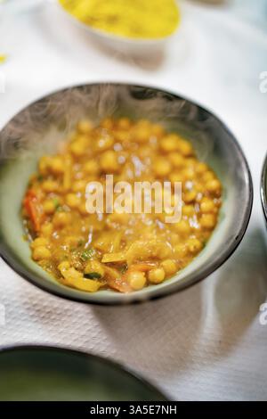 Gros plan d'un plat vapeur de pois chiches et de légumes dans un bol Banque D'Images