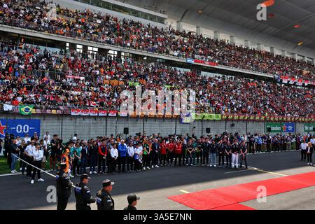 Les équipes et les pilotes rendent hommage à Eddie, en Jordanie. 23 mars 2025. Championnat du monde de formule 1, Rd 2, Grand Prix de Chine, Shanghai, Chine, jour de la course. Crédit : James Moy/Alamy Live News Banque D'Images