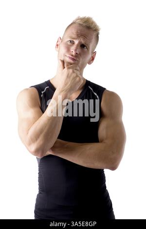 Musclé jeune homme incertain ou confus, en grattant le menton avec la main, isolé sur fond blanc en studio Banque D'Images