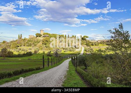 Magnifique Italie. Journée ensoleillée au début de l'hiver. Lever du soleil. La beauté magique de la province de Toscane. Route pittoresque en terre jusqu'au sommet de la chaîne hi Banque D'Images