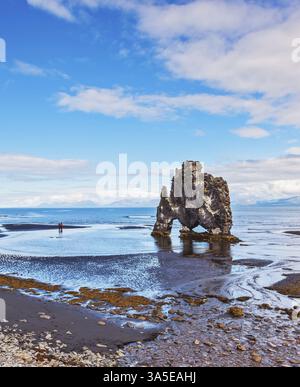 Mammouth en pierre Islande. Vestiges d'un ancien volcan éteint Hvitserkur sur le plateau marin. La falaise pittoresque dans la baie de Huna comme un énorme préhistor Banque D'Images
