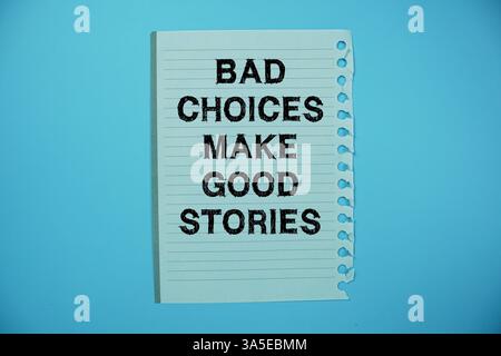 Les mauvais choix font de bons textes d'histoires écrits sur papier plat sur fond jaune Banque D'Images