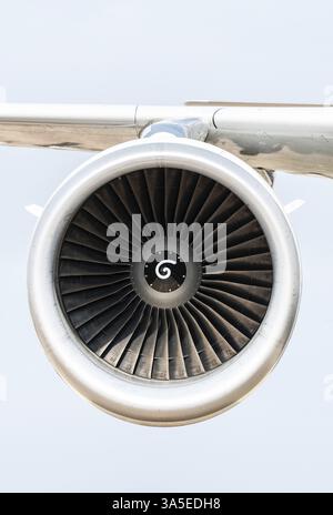 Moteur à réaction sur l'aile de l'avion. Vue frontale rapprochée du moteur à réaction et du ciel sur le fond. Conception du transport aérien Banque D'Images