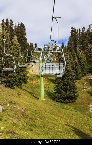 Remontée mécanique pour skieurs. Collines du Tyrol au début de l'automne. Alpe di Siusi est un charmant plateau dans les Dolomites, en Italie. L'été indien. Le concept de la marche Banque D'Images