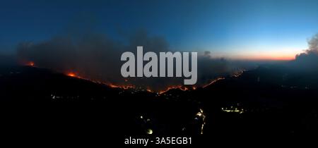 (250323) -- PÉKIN, 23 mars 2025 (Xinhua) -- cette photo prise le 22 mars 2025 montre un feu de forêt dans la province de North Gyeongsang, en Corée du Sud. Le gouvernement sud-coréen a déclaré l'état de catastrophe samedi suite aux incendies de forêt qui ont éclaté dans les régions du sud-est du pays, y compris la ville d'Ulsan, la province de Gyeongsang du Nord et la province de Gyeongsang du Sud, a déclaré le ministère de l'intérieur et de la sécurité. (NEWSIS via Xinhua) Banque D'Images