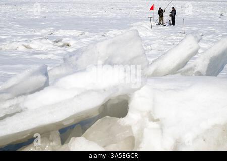 (250323) -- PÉKIN, 23 mars 2025 (Xinhua) -- des membres du personnel de la station hydrologique de la rivière Luogu mènent une opération de surveillance à Mohe, dans la province du Heilongjiang, au nord-est de la Chine, le 21 mars 2025. Fondée en 1987 et située à Mohe, la station hydrologique de la rivière Luogu est la station hydrologique la plus septentrionale de la Chine. La rivière Ergun de la région autonome de Mongolie intérieure en Chine et la rivière Shilka de Russie fusionnent ici dans la rivière Heilongjiang, la rivière frontière entre la Chine et la Russie. Les membres du personnel ici bravent la froideur pour collecter des données hydrologiques, assurant la sa de l'eau Banque D'Images