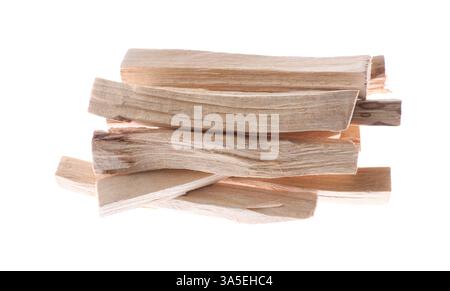 Pile de bâtons de palo santo sur fond blanc Banque D'Images