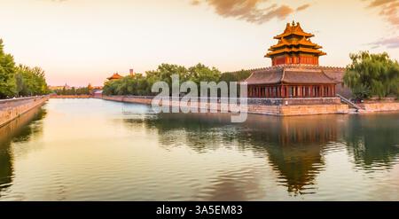 Panorama de la tour d'angle aux douves de la Cité interdite à Pékin, Chine Banque D'Images