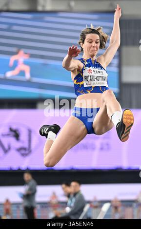 Nanjing, province chinoise du Jiangsu. 23 mars 2025. Alina Rotaru-Kottmann Roumanie participe à la finale féminine de saut en longueur aux Championnats du monde d'athlétisme en salle 2025 à Nanjing, dans la province du Jiangsu, dans l'est de la Chine, le 23 mars 2025. Crédit : Song Yanhua/Xinhua/Alamy Live News Banque D'Images