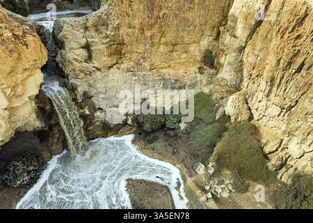 Cascade puissante dans le désert de Judée autour de la mer morte après de fortes pluies hivernales. Tir à partir d'un drone. Angle original et inattendu. Résumé i Banque D'Images