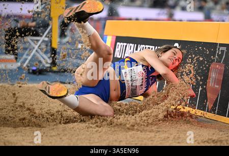 Nanjing, province chinoise du Jiangsu. 23 mars 2025. La roumaine Alina Rotaru-Kottmann participe à la finale féminine de saut en longueur aux Championnats du monde d'athlétisme en salle 2025 à Nanjing, dans la province du Jiangsu, dans l'est de la Chine, le 23 mars 2025. Crédit : Song Yanhua/Xinhua/Alamy Live News Banque D'Images