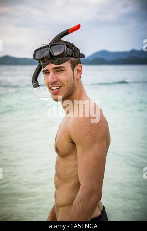 Jeune homme musclé bel en pantalon de natation avec masque de plongée sur sa tête, et regardant la caméra Banque D'Images