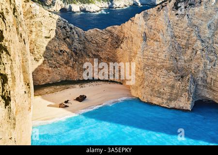 Navagio Beach ou Shipwreck Beach est un magnifique monument naturel situé sur la côte nord-ouest de l'île de Zakynthos dans la mer Ionienne en Grèce Banque D'Images