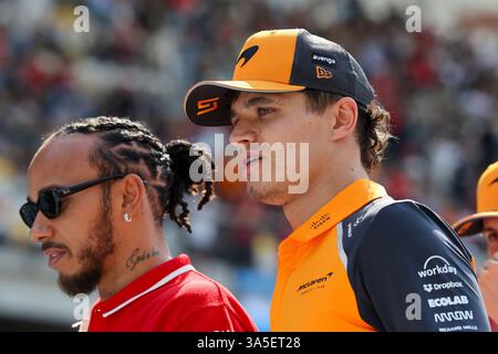 Shanghai, Chine. 23 mars 2025. LANDO NORRIS (GBR) de McLaren Racing #4 LEWIS HAMILTON (GBR) de la Scuderia Ferrari #44 lors du défilé des pilotes lors de la JOURNÉE DE COURSE DU GRAND PRIX DE CHINE 2025 de FORMULE 1 HEINEKEN sur le circuit international Audi de Shanghai, Shanghai, Chine le 23 mars 2025 crédit : /chaque seconde crédit média : chaque seconde média/Alamy Live News Banque D'Images