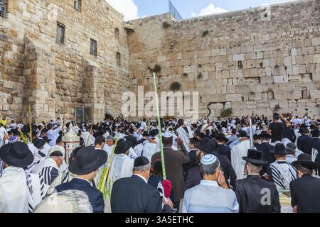 JÉRUSALEM, ISRAËL - 12 OCTOBRE 2014 : matin automne Soukkot. Foule de fidèles juifs en blanc portant des châles de prière. La région du mur occidental de te Banque D'Images