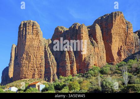 Les Mallets de Riglos est un conglomérat de formations rocheuses. Hoya de Huesca, Aragon. Partie des contreforts des Pyrénées. Voyage romantique en Espagne Banque D'Images