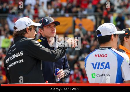 Shanghai, Chine. 23 mars 2025. MAX VERSTAPPEN (NED) d'Oracle Red Bull Racing #1 et ANDREA KIMI ANTONELLI (ITA) de Mercedes-AMG PETRONAS F1 Team #12 lors de la parade des pilotes lors DE la JOURNÉE DE COURSE DU GRAND PRIX DE CHINE HEINEKEN 2025 de FORMULE 1 sur le circuit international Audi de Shanghai, Shanghai, Chine le 23 mars 2025 crédit : /Every second Media Credit : Every second Media/Alamy Live News Banque D'Images
