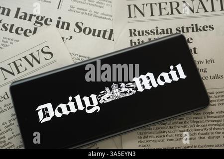 Le logo du quotidien britannique Daily mail est affiché sur un écran de smartphone Banque D'Images