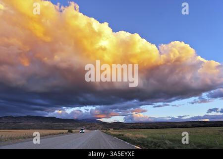 Nuage d'orage colossal. La célèbre route de terre Ruta 40 en Patagonie Argentine. Les jets de pluie sont percés par les rayons du soleil du coucher de soleil Banque D'Images