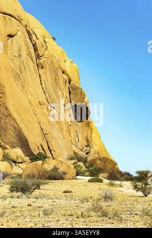 Afrique. Namibie. Spitzkoppe est un petit massif rocheux pittoresque en Namibie. Énormes rochers arrondis et arches au milieu du vaste désert namibien Banque D'Images