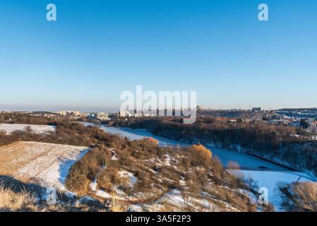 Vue depuis la colline de Dzban au-dessus de la vallée de Divoka Sarka dans la ville de Prague en république tchèque pendant la journée d'hiver avec le ciel dégagé Banque D'Images