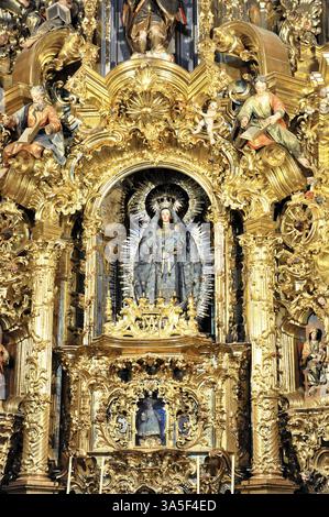 Autel baroque doré magnifiquement décoré avec des sculptures et des figures détaillées, Iglesia de Santa Maria de la Asuncion, Arcos de la Frontera, Provin Banque D'Images