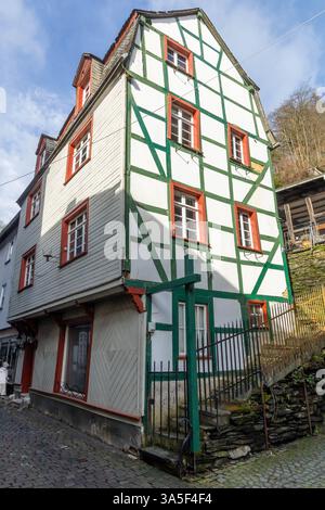 Une maison allemande typique dans la rue Monschau. Banque D'Images