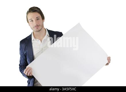 Young man holding et montrant vide, tableau blanc vierge, signe ou feuille de papier Banque D'Images