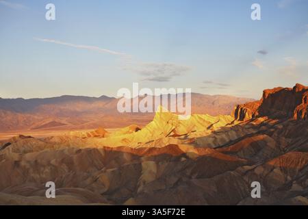 Plis de montagne précis bien connu Zabriskie-point dans la vallée de la mort aux États-Unis. Un coucher de soleil Banque D'Images