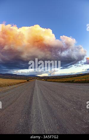 Un orage colossal est percé par des éclairs et éclairé par le coucher du soleil. La célèbre route de terre Ruta 40 en Patagonie Argentine. La steppe i Banque D'Images