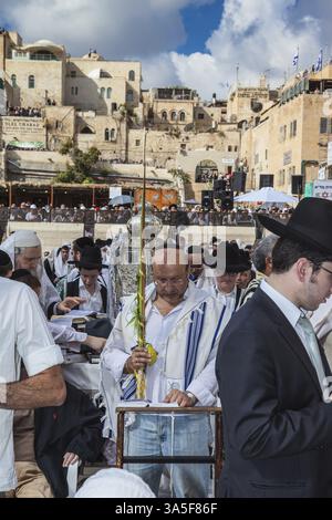JÉRUSALEM, ISRAËL - 12 OCTOBRE 2014 : la zone en face du mur occidental du Temple est remplie de gens. Matin automne Sukkot. Beaucoup apportèrent la prière Banque D'Images