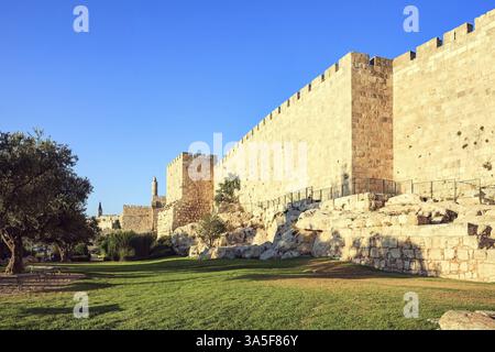 Murs de protection de la vieille ville de Jérusalem au coucher du soleil. Jérusalem est la capitale d'Israël. Ancienne citadelle Tour de David près de la porte de Jaffa Banque D'Images